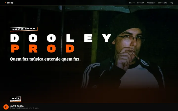 Topo do site do Dooley Prod no computador: o produtor de guarda-chuva numa rua molhada à noite e o nome dele em letras brancas e laranja
