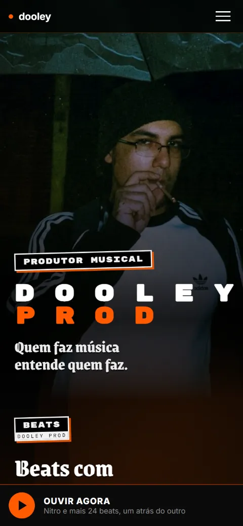 O site do Dooley Prod no celular, com a barra de ouvir os beats presa no rodapé